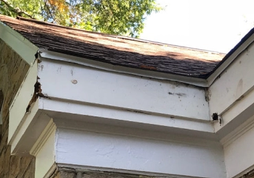 Decorative corner at the roof